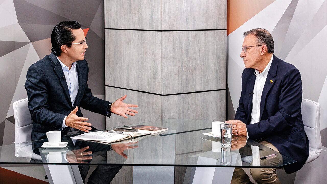 En diálogo con Yesid Lancheros, director de SEMANA, Roy Barreras negó que sea el candidato de Gustavo Petro: “El presidente me ha prometido a mí y a la sociedad colombiana que habrá neutralidad, como corresponde, y creo en su palabra”.