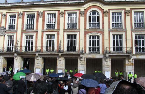 Los manifestantes esperaban que el alcalde Petro saliera a la calle o por lo menos que los escuchara desde el balcón del palacio de Liévano.