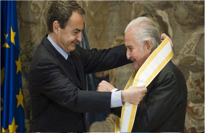 El ex presidente del gobierno de España, José Luis Rodríguez Zapatero, le impone en 2009 la Gran Cruz de Isabel La Católica, una de las condecoraciones españolas más distinguidas.