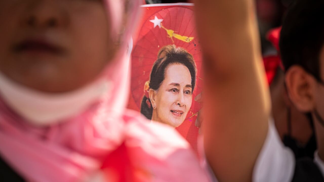 Aris dijo que ha oído que su madre ha estado muy enferma, sufrió problemas en las encías y no podía comer. Su información, señaló, procede de medios independientes en Myanmar y redes sociales. (Photo by Sirachai Arunrugstichai/Getty Images)
