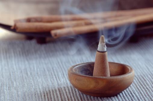 Utilizar la canela como un incienso puede ayudar a eliminar las malas energías del hogar.