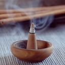 Utilizar la canela como un incienso puede ayudar a eliminar las malas energías del hogar.