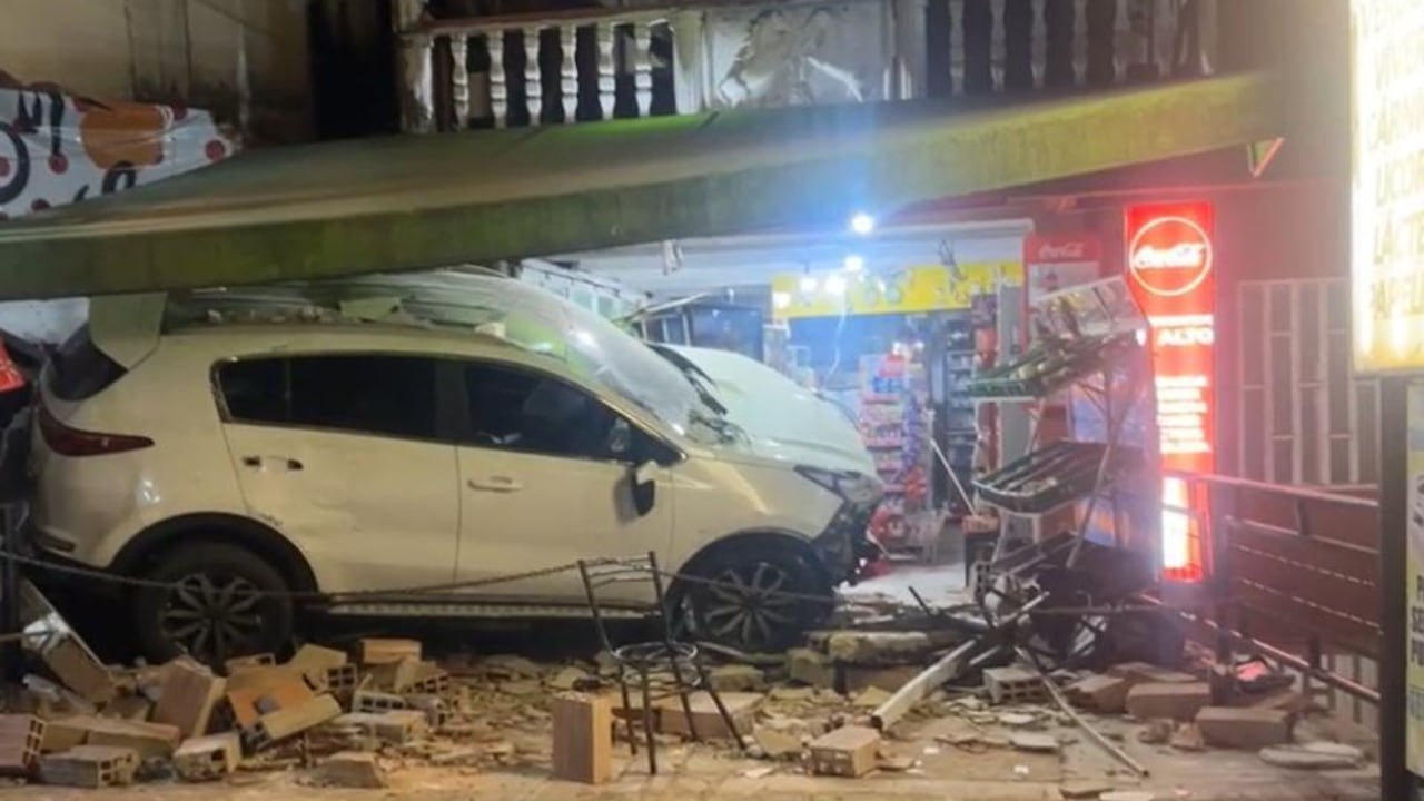 Una camioneta al parecer iba a alta velocidad y arrasó con personas y locales, en el sector de Buenavista, en Villavicencio. Foto: @RegionalMeta