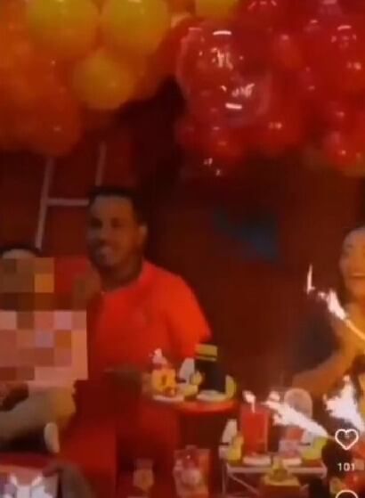 El hermano del alcalde celebró el cumpleaños de su hijo y llevó una máquina del cuerpo de bomberos