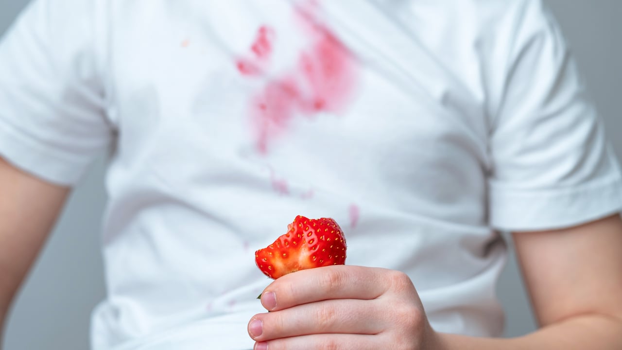 Hay trucos caseros que permiten eliminar manchas de fruta en la ropa.
