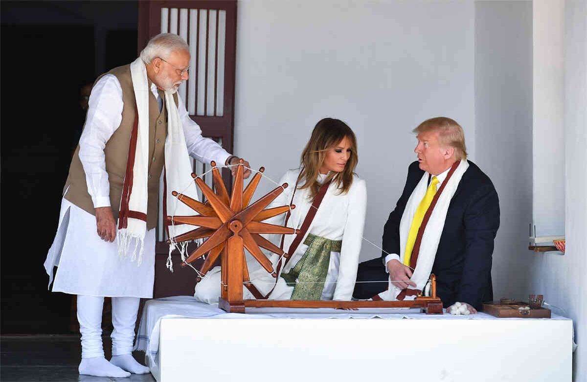 Sentados al lado de un charkha, o rueca, en su visita a Gandhi Ashram en Ahmedabad, Trump y Melania escuchan al primer ministro Modi. Foto: Mandel Ngan/ AFP. 