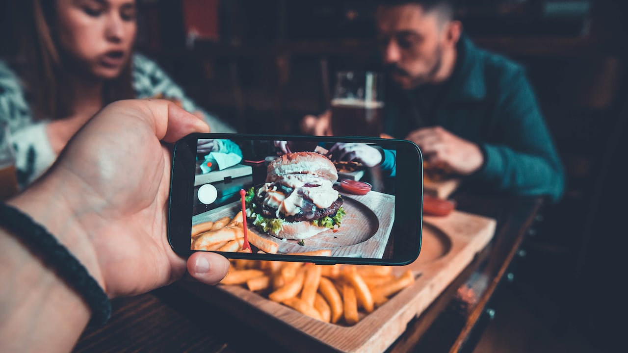 Un estudio sugiere que ver comida en redes podría reducir los antojos.