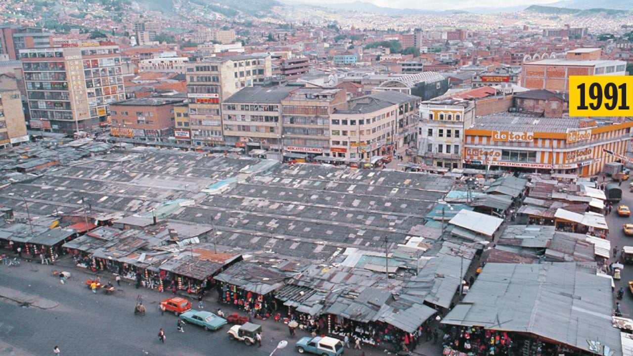 Quince años después de que los vendedores ambulantes fueran desalojados de la plazoleta, estos vuelven a invadirla con el consentimiento de las autoridades distritales.