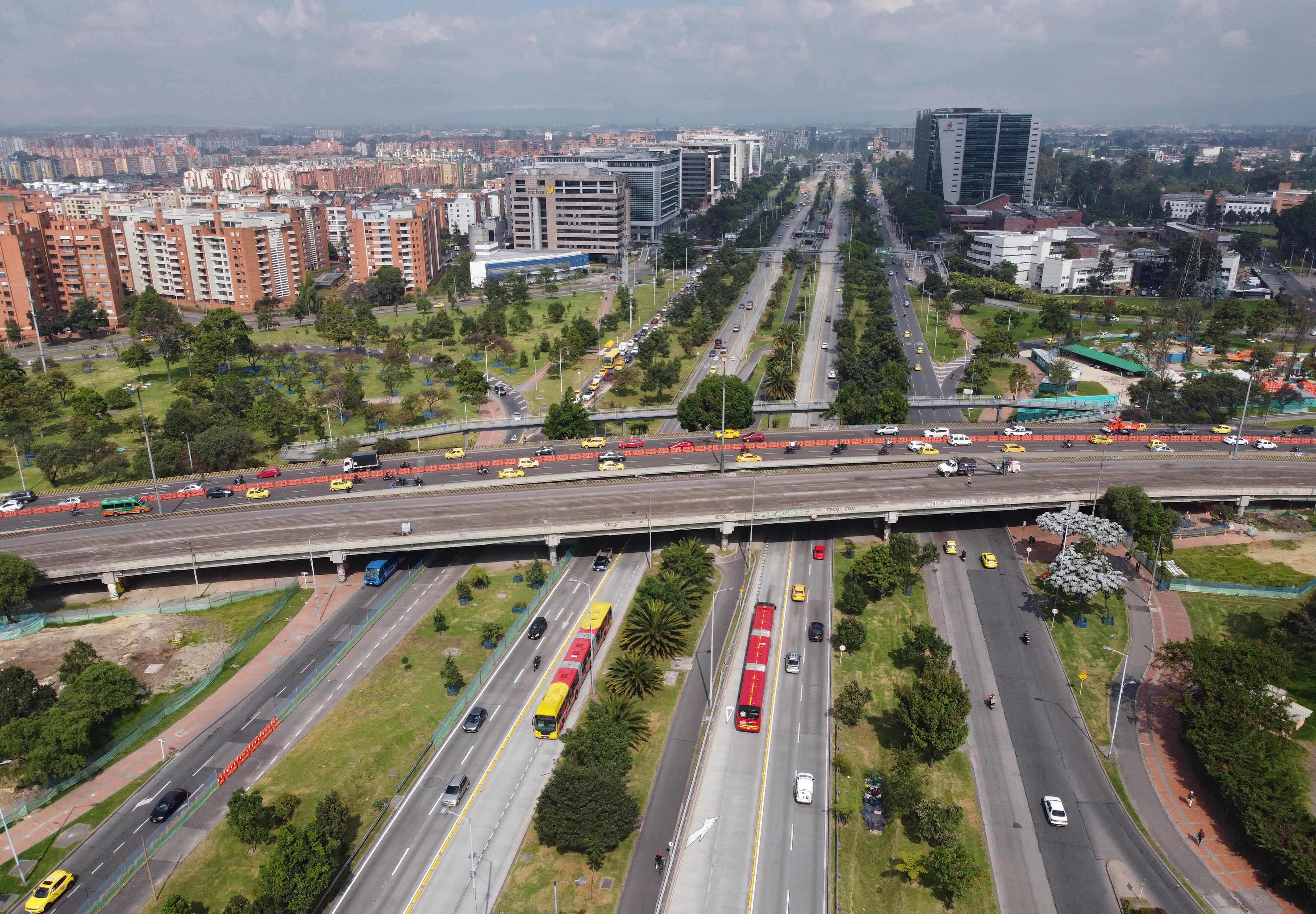 Obras de transmilenio en el puente de la avenida 68 con avenida el Dorado