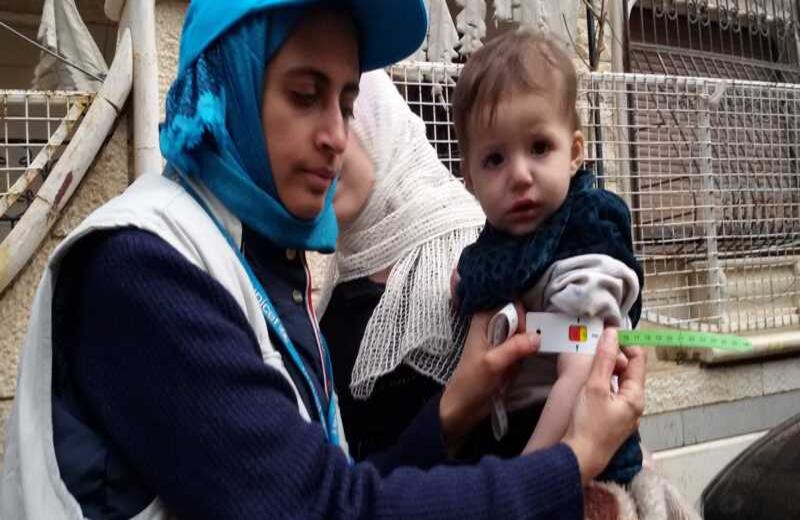 Un empleado de UNICEF mide el brazo de un niño desnutrido en Siria, al evaluar la situación de salud de los residentes de la ciudad azotada por la hambruna. 14 de enero del 2016. Foto: AFP.