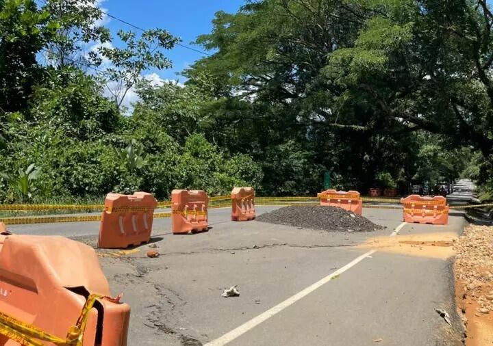 La vía tiene rajas y hundimientos