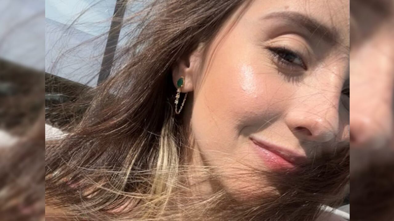 Evaluna Montaner llegó al evento musical con un atuendo negro y unos zapatos de color rosa que llamaron la atención.