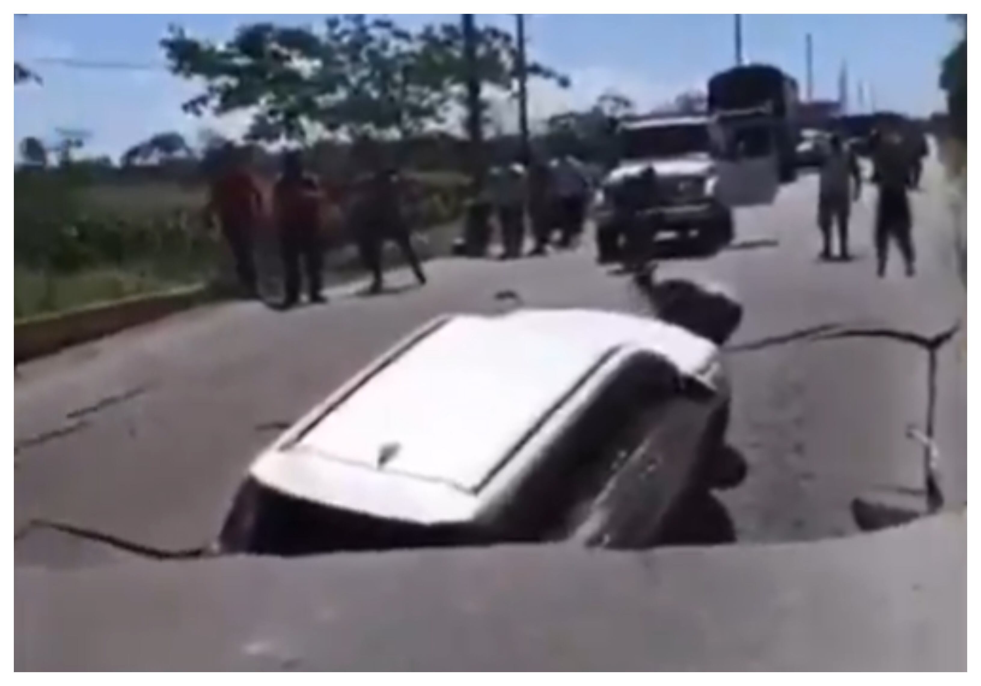 Camioneta atrapada en un puente en la vía entre La Uribe y Granada, en el Meta.