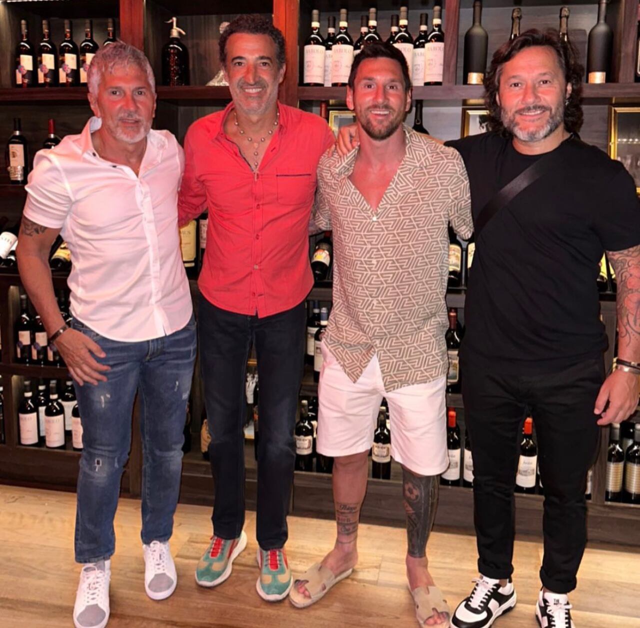 Lionel Messi junto a su familia y el cantante Diego Torres.