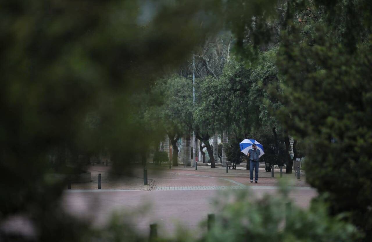Un transeúnte se protege de la lluvia que acompañó la mañana bogotona. Foto: Esteban Vega/ Semana