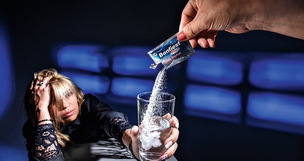     Desde 2015, Bonfiest Plus conquistó a miles de colombianos con la fórmula para aliviar el guayabo, aunque sus indicaciones son el dolor de cabeza y la pesadez por la llenura. La distribuidora Tecnoquímicas y la fabricante Tecnofar TQ       S. A. S. afrontan un juicio por presunta publicidad engañosa. En 2023 habrá sentencia.  