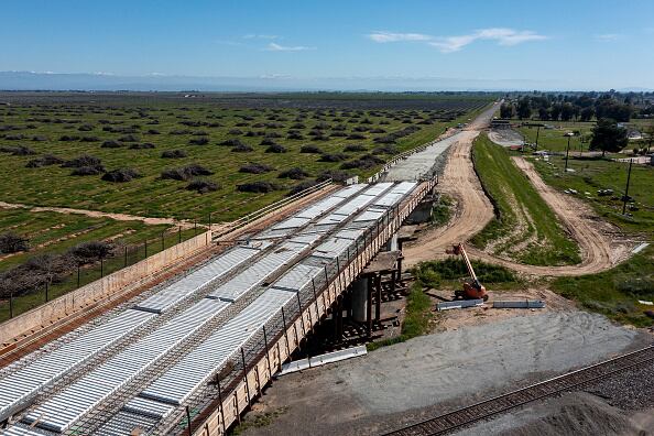 La administración Trump ha iniciado una revisión del proyecto ferroviario de alta velocidad de California, lo que aumenta las dudas de larga data sobre si el proyecto, plagado de sobrecostos y retrasos, se completará alguna vez.