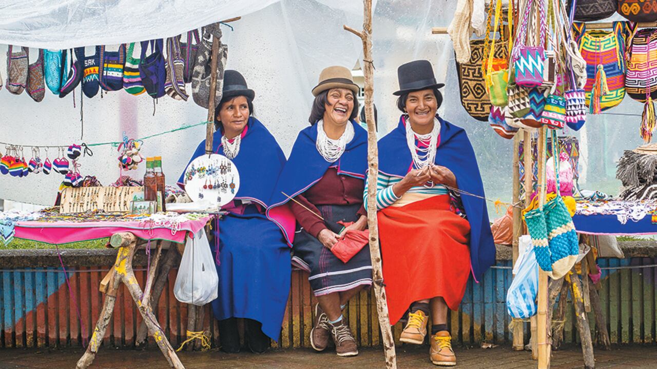 Mujeres al frente del mercado en Silvia (Cauca)