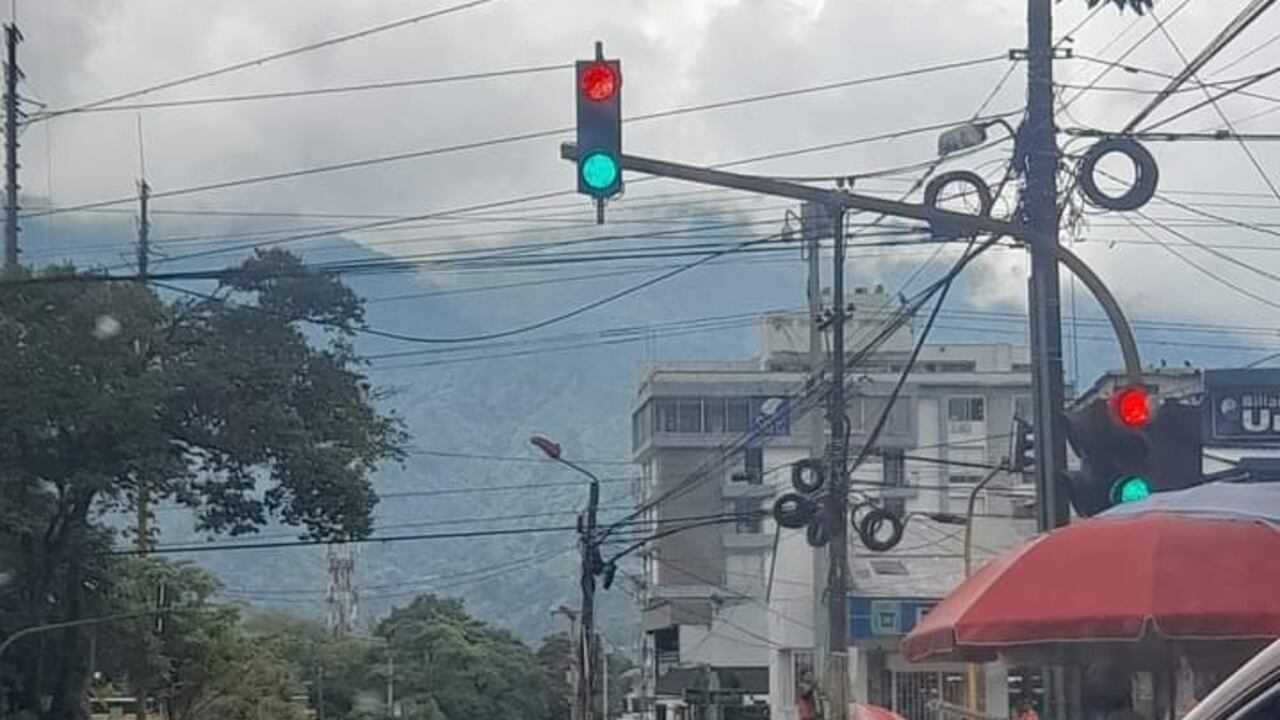 Muchos de estos elementos se encuentran fuera de servicio e incluso con varias luces encendidas a la vez