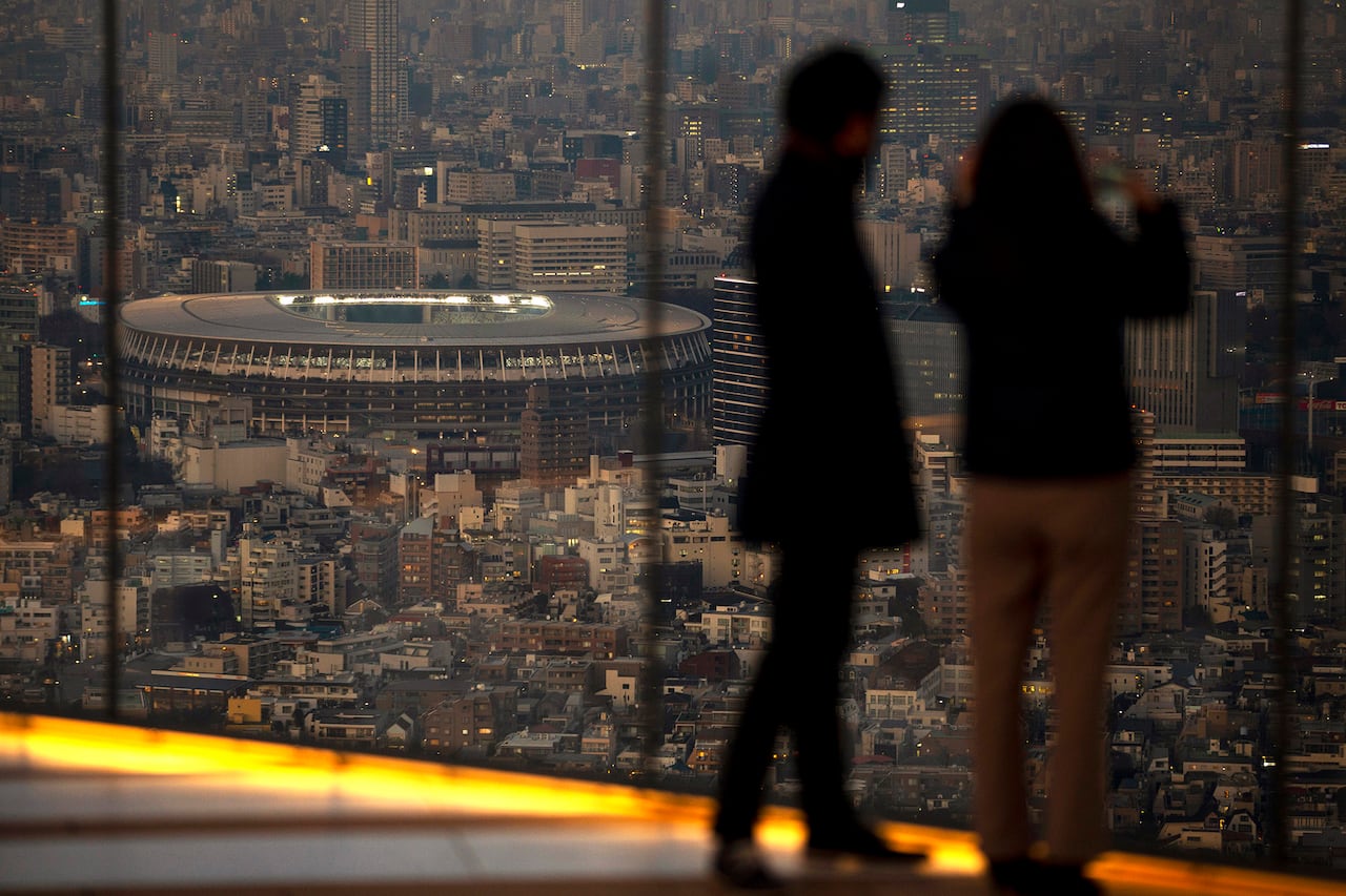 El Estadio Nacional de Japón, donde se planea la ceremonia de apertura y muchos otros eventos para los Juegos Olímpicos de Tokio 2020 pospuestos, se ve desde una plataforma de observación en la azotea el jueves 21 de enero de 2021 en Tokio. Los Juegos Olímpicos de Tokio pospuestos se abrirán en solo seis meses. Los organizadores locales y el Comité Olímpico Internacional dicen que seguirán adelante el 23 de julio. Pero aún no está claro cómo sucederá con el aumento de casos de virus en Tokio y en otras partes del mundo. (Foto AP / Kiichiro Sato)