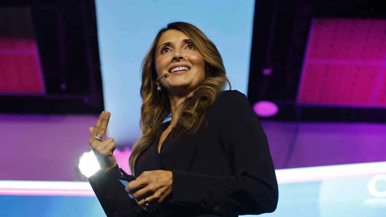 Carmenza Alarcón, quien ha liderado equipos en más de 30 países y desarrolló el modelo 4Shine, una metodología para fortalecer la presencia estratégica y la marca ejecutiva de alto nivel. Alarcón será una de las talleristas del bootcamp presencial ‘Liderazgo de Alto Impacto para Mujeres’, una jornada intensiva de entrenamiento organizada por el Círculo de Mujeres Semana Dinero, que se realizará el 26 de febrero en El Cubo de Colsubsidio, en Bogotá.