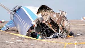 En esta imagen tomada de un video publicado por el gobierno de la región de Mangystau, los restos del avión Embraer 190 de Azerbaijan Airlines en el suelo cerca del aeropuerto de Aktau, Kazajistán, el miércoles 25 de diciembre de 2024. (Gobierno de la región de Mangystau vía AP)