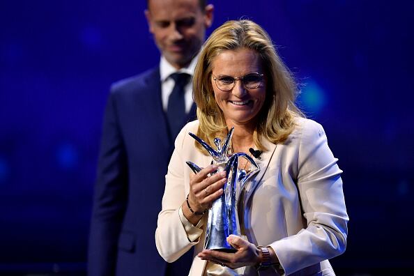 Sarina Wiegman fue elegida como la mejor entrenadora del fútbol femenino por la Uefa.