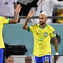 El delantero brasileño #10 Neymar celebra con el delantero brasileño #25 Pedro después de marcar el primer gol de su equipo durante el partido de fútbol de cuartos de final de la Copa Mundial Qatar 2022 entre Croacia y Brasil en el Education City Stadium en Al-Rayyan, al oeste de Doha, el 9 de diciembre de 2020. 2022. (Foto de GABRIEL BOUYS / AFP)
