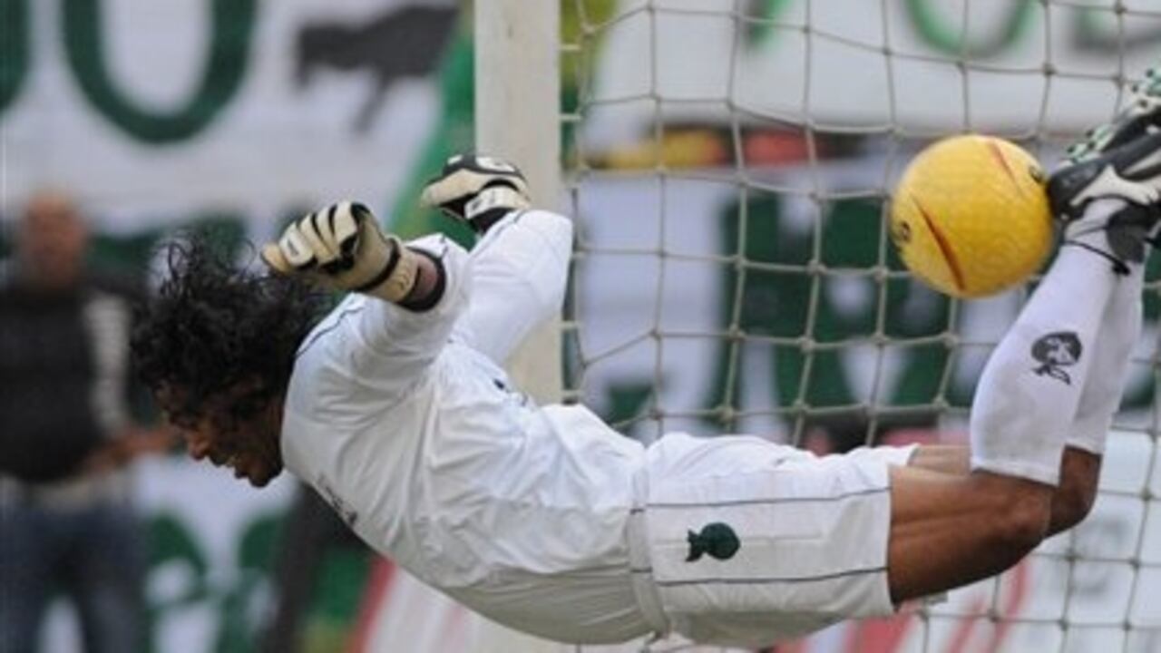 El "escorpión" es la jugada acrobática más famosa del arquero colombiano.