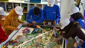 Los niños, niñas y jóvenes desarrollan habilidades en ciencia y tecnología.