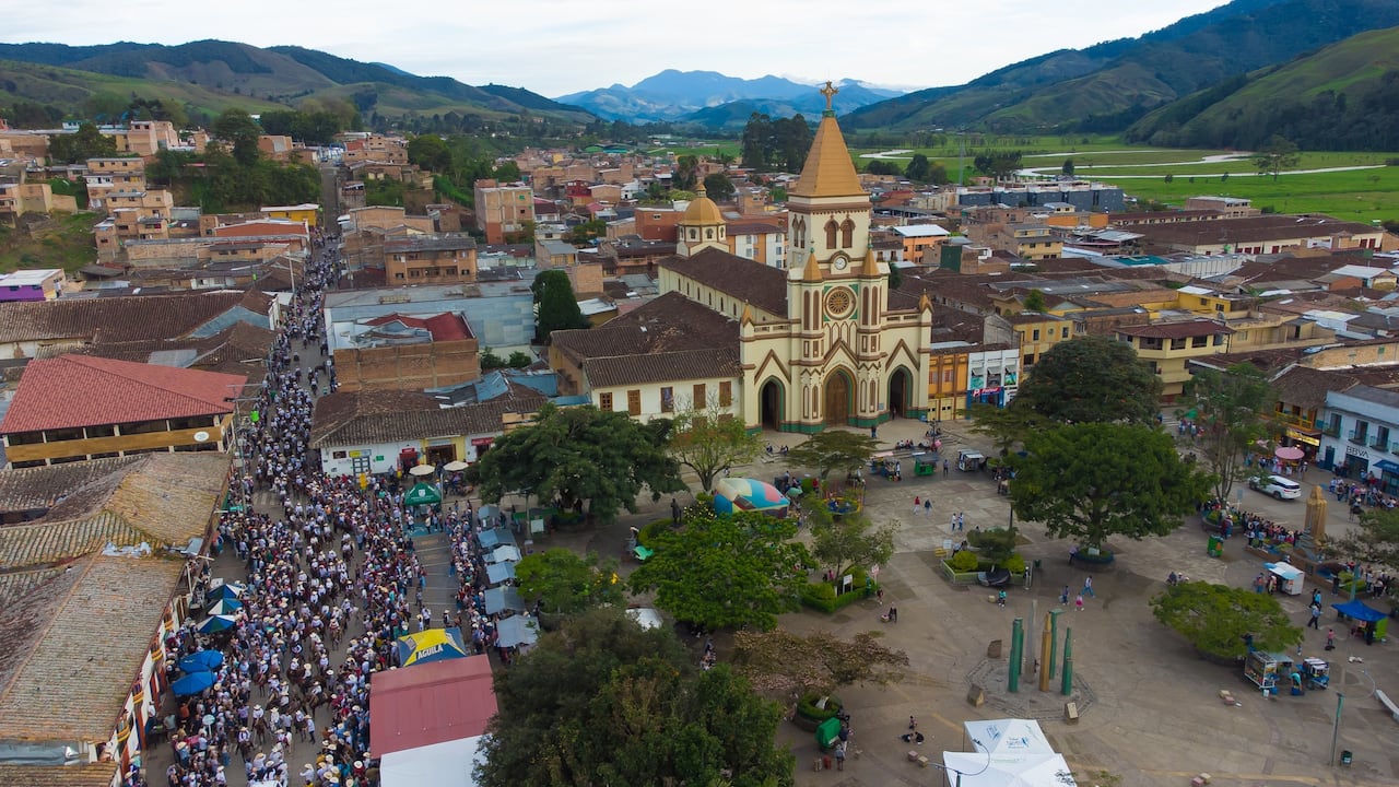 Panorámica del parque principal de Urrao durante la Cabalgata de Mujeres.