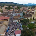Panorámica del parque principal de Urrao durante la Cabalgata de Mujeres.
