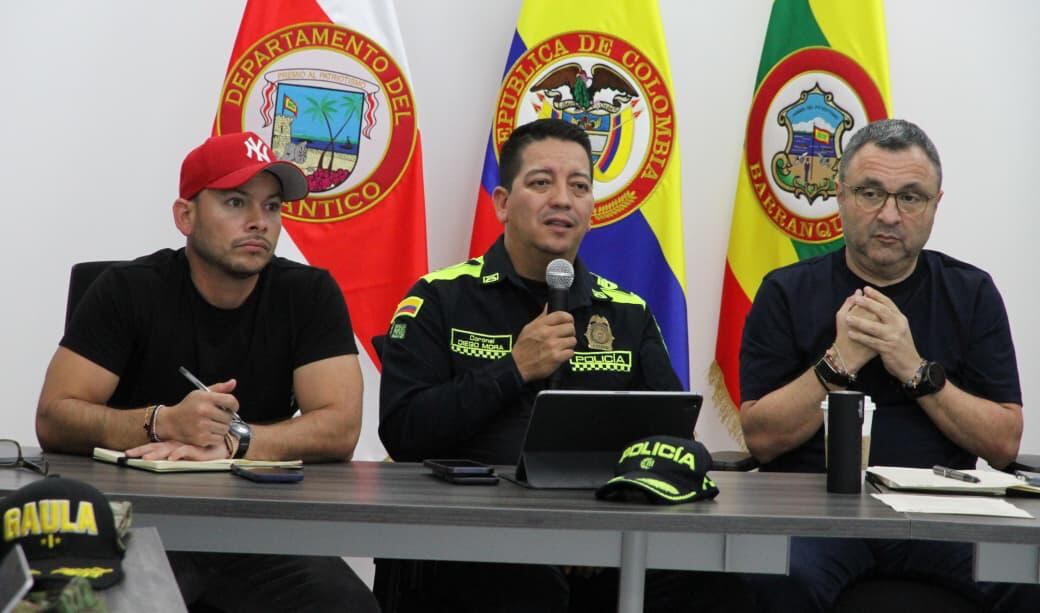 Autoridades reunidas analizando la seguridad para el compromiso deportivo.