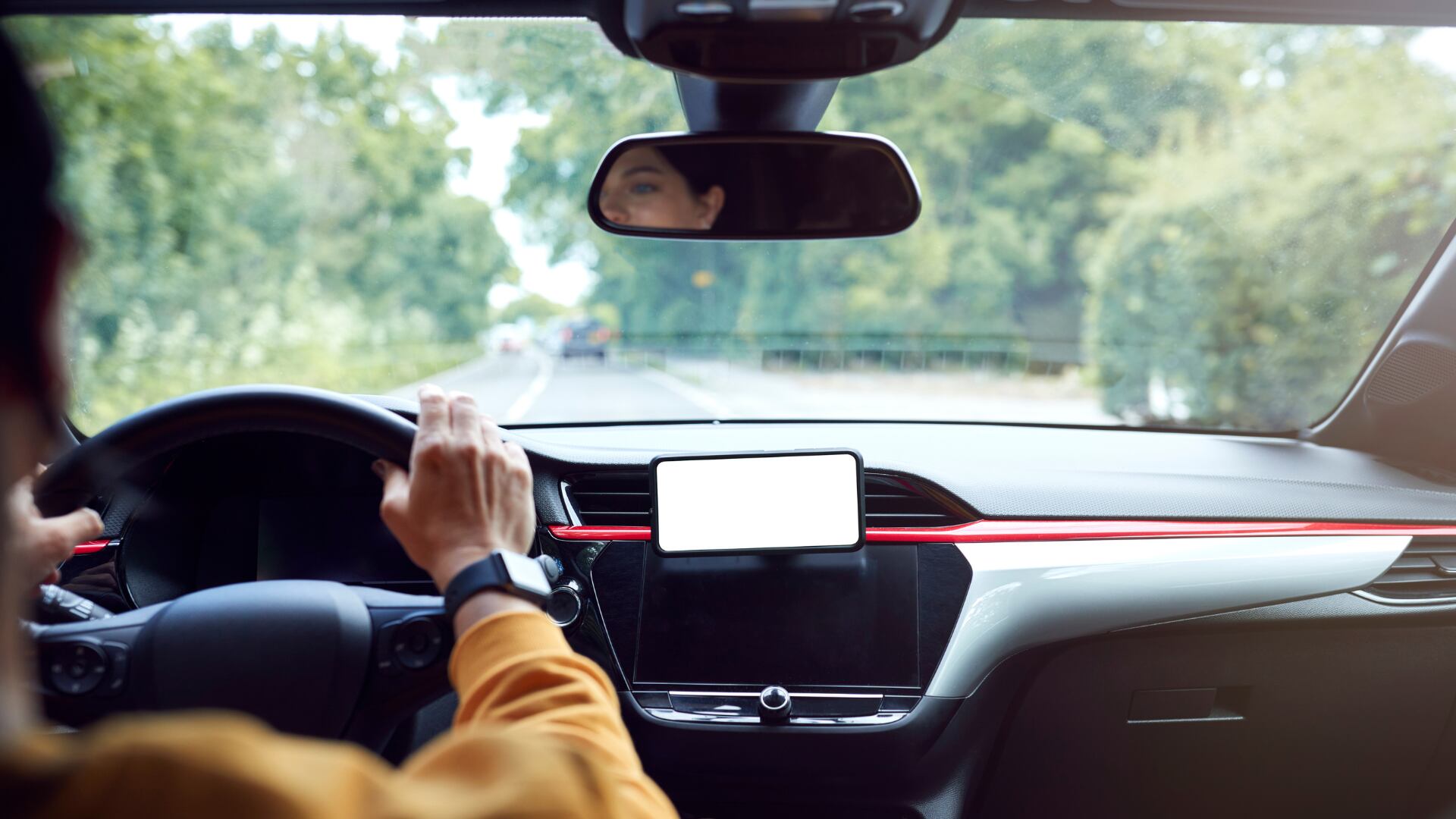 Android Auto ofrece una manera práctica y segura de usar las funciones principales del smartphone mientras se conduce.