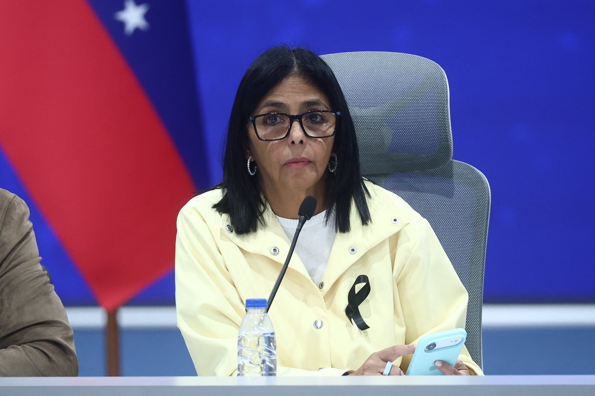 La presidenta interina de Venezuela, Delcy Rodríguez, observa durante una conferencia de prensa en la Base Aérea Generalísimo Francisco de Miranda en Caracas, el 2 de julio de 2026.