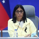 La presidenta interina de Venezuela, Delcy Rodríguez, observa durante una conferencia de prensa en la Base Aérea Generalísimo Francisco de Miranda en Caracas, el 2 de julio de 2026.