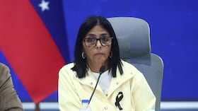 La presidenta interina de Venezuela, Delcy Rodríguez, observa durante una conferencia de prensa en la Base Aérea Generalísimo Francisco de Miranda en Caracas, el 2 de julio de 2026.