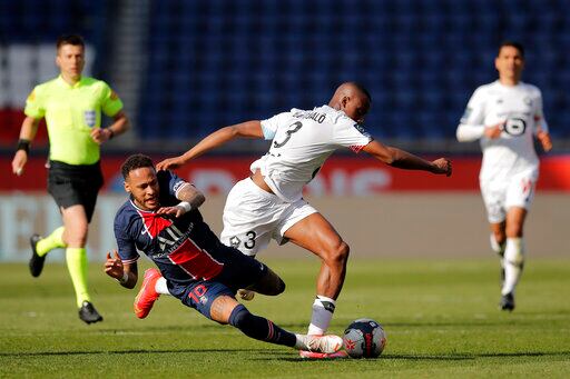 Neymar vio la segunda tarjeta amarilla en el minuto 90 tras un encontronazo con Tiago Djalo, el central portugués del Lille que fue la sombra del brasileño durante todo el partido... al punto que también fue expulsado en la misma acción.