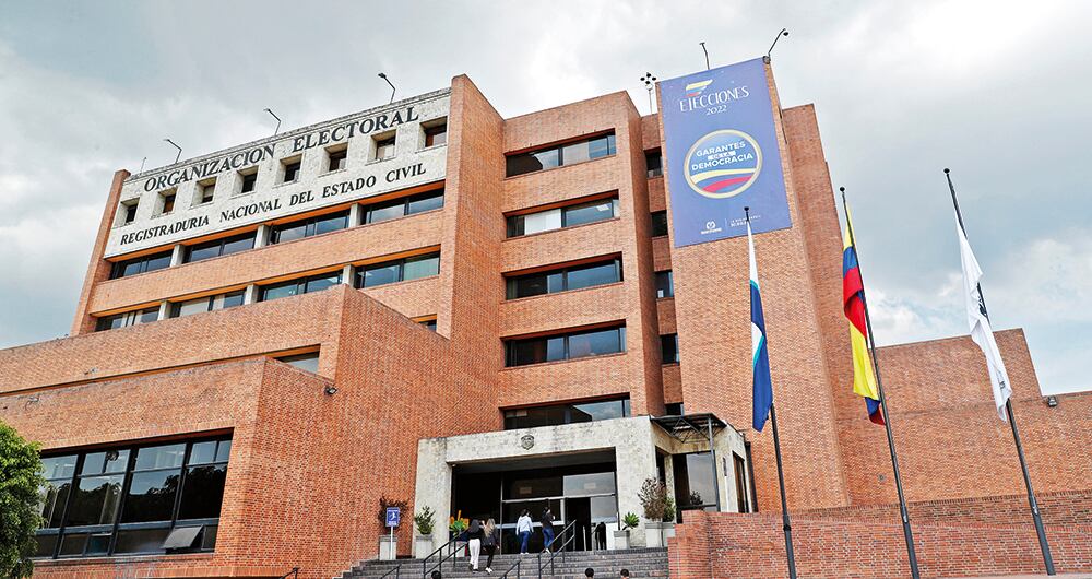   Por primera vez en muchos años, la Registraduría ha incurrido en una serie de errores que han generado desconfianza entre los electores y los actores políticos. Y el registrador Alexánder Vega ha sido cuestionado.