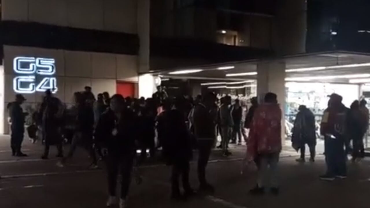Manifestaciones de la comunidad indígena frente al centro empresarial Connecta.
