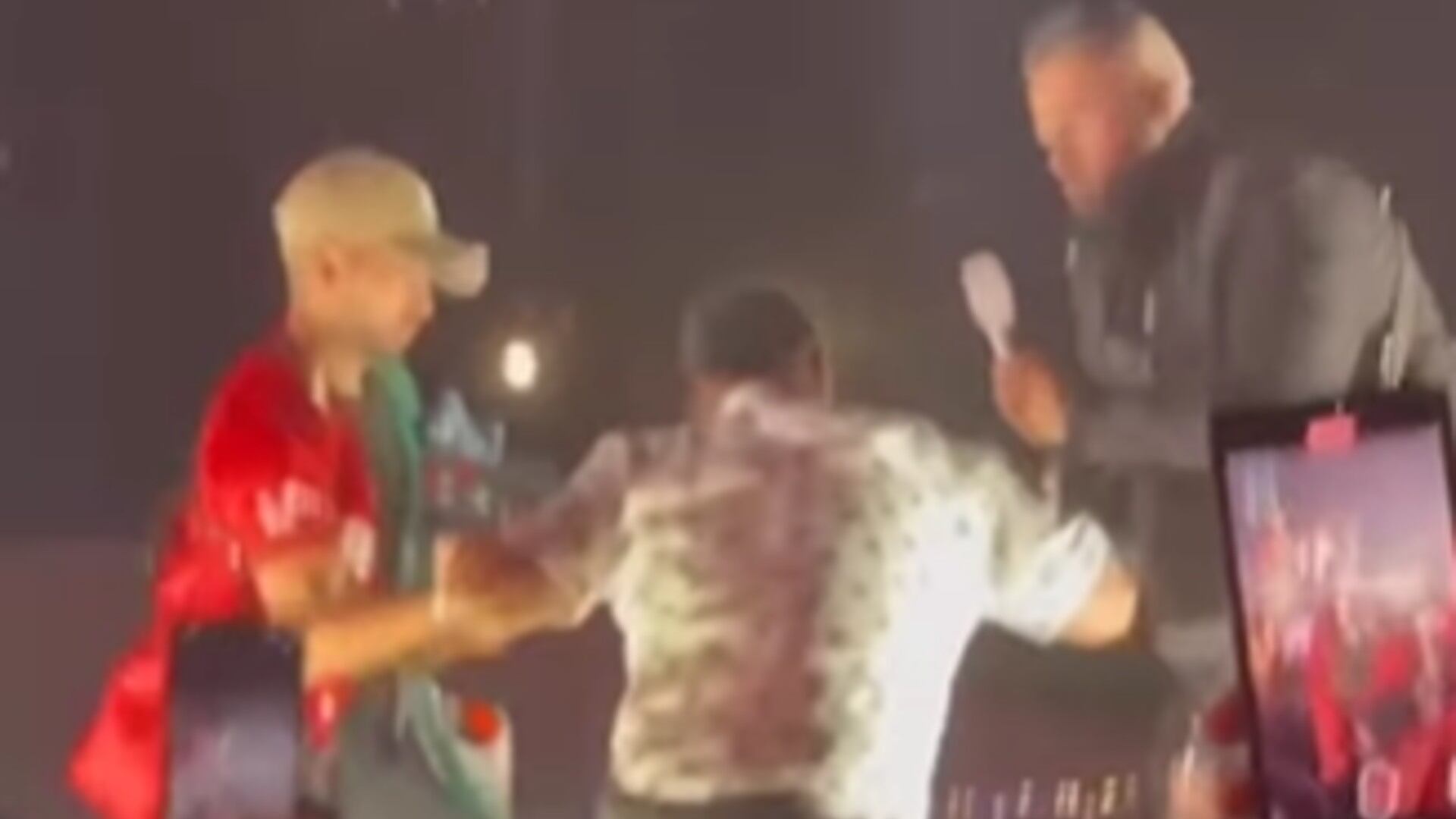 Eduin Caz retomó el show con total normalidad.