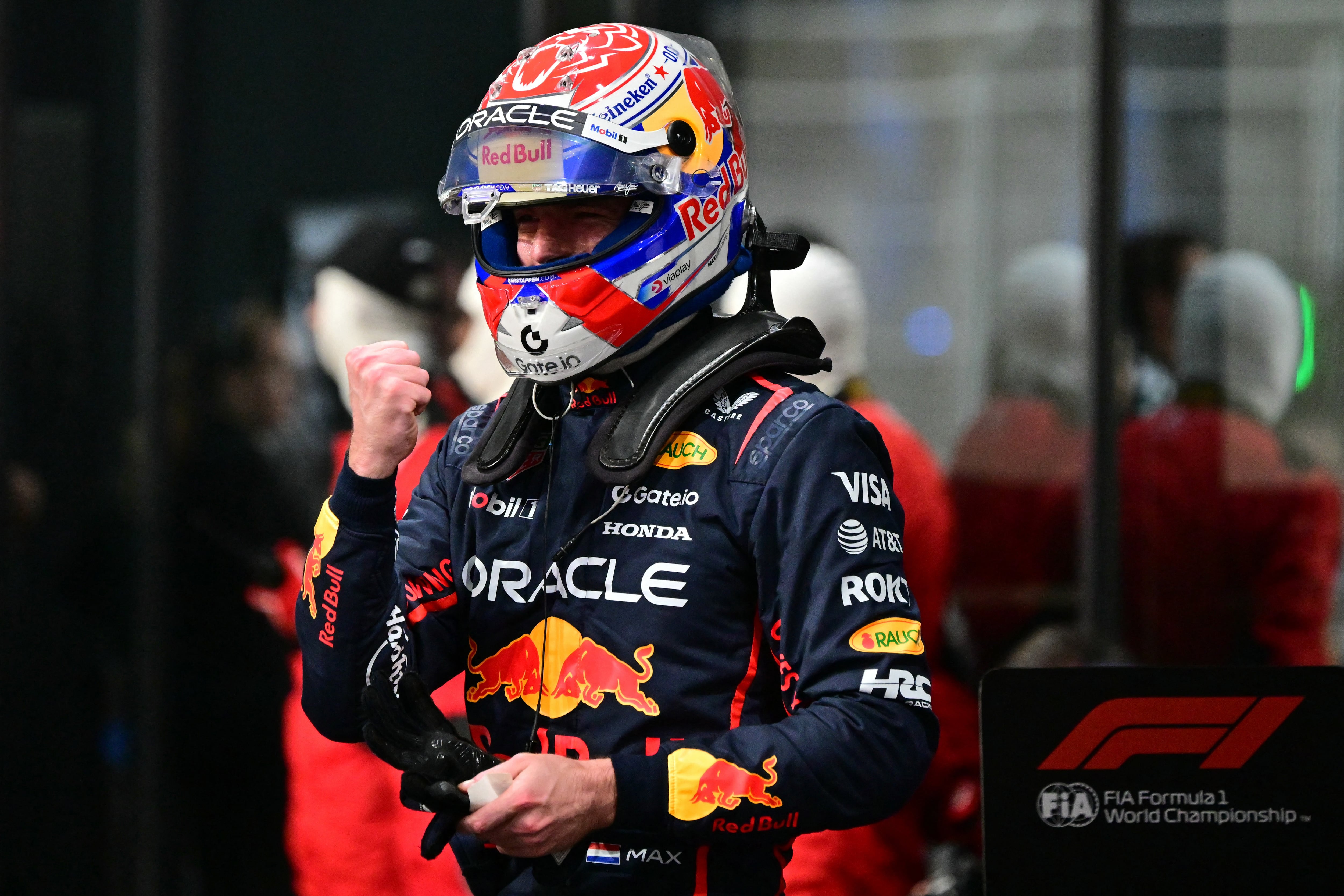El piloto holandés de Red Bull Racing, Max Verstappen, reacciona en boxes después de la ronda de clasificación para el Gran Premio de Fórmula Uno de Arabia Saudita 2025.