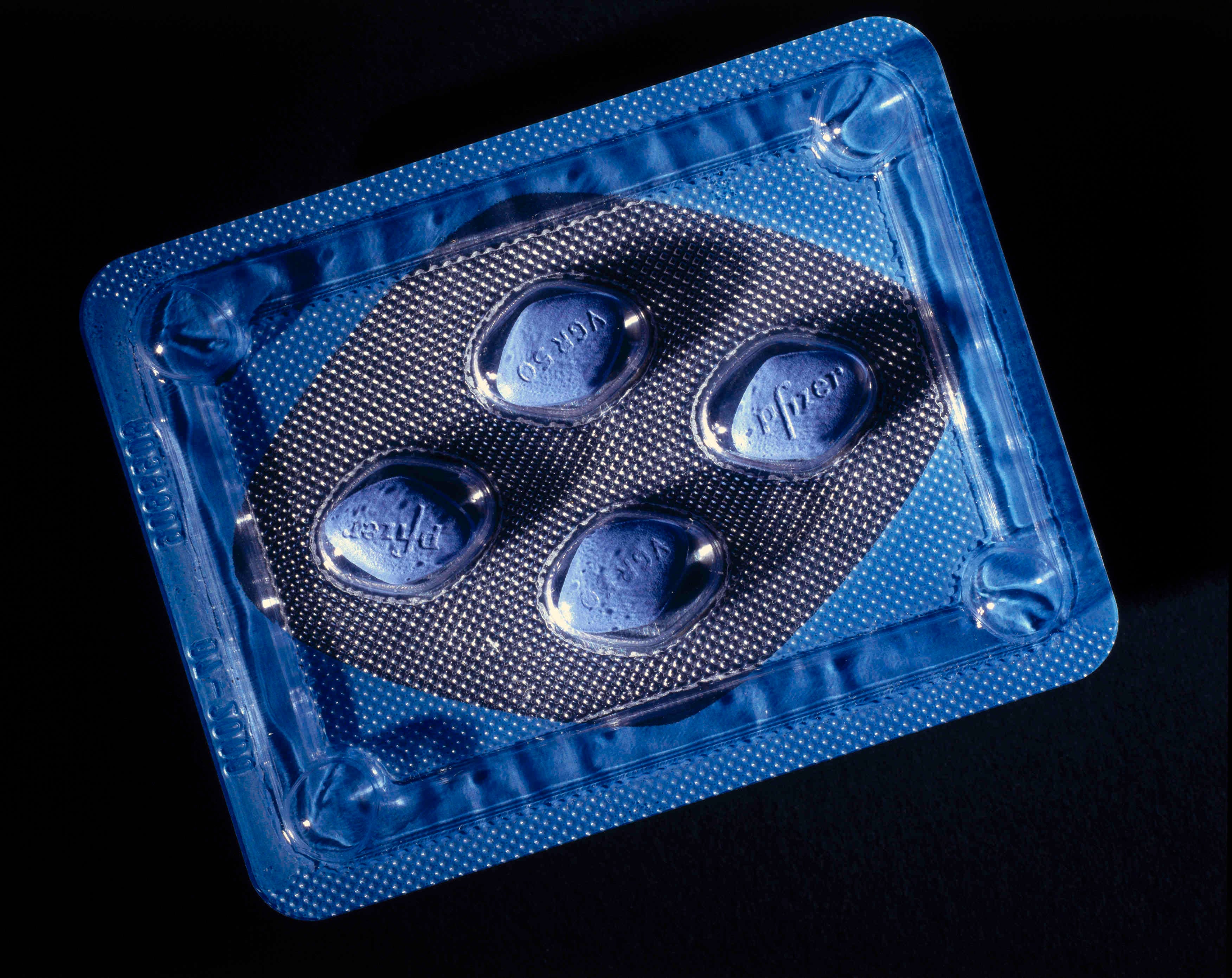 Viagra. La famosa pastilla azul salió al mercado por primera vez en 1998. Aunque inicialmente se pensó como un medicamento contra la hipertensión, tras evidenciarse su efecto secundario se convirtió en una exitosa pastilla contra la disfunción eréctil. (Foto: Getty)