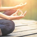 La meditación puede hacer que se prodigue amor no solo por los seres queridos, también por personas desconocidas o con las que no se suele tener empatía.