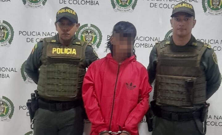 El joven de 18 años fue sorprendido entregando los panfletos en zona comercial