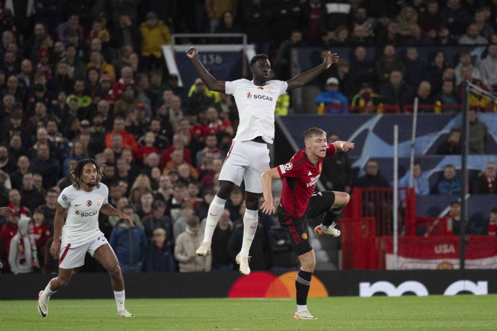 Davinson Sánchez, figura del Galatasaray en victoria ante el Manchester United