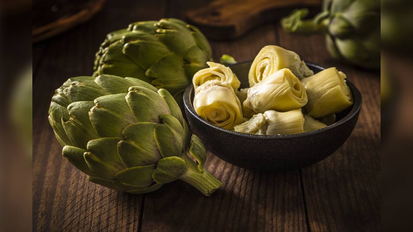 La alcachofa es rica en agua, fibras y flavonoides. Foto: Getty Images.