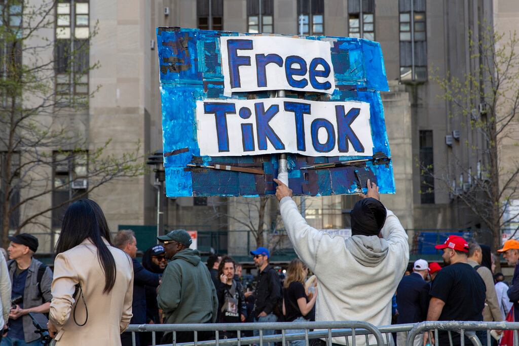 Un hombre lleva un cartel de TikTok gratuito frente al juzgado donde se llevaba a cabo el juicio secreto de Donald Trump el 15 de abril de 2024 en Nueva York.