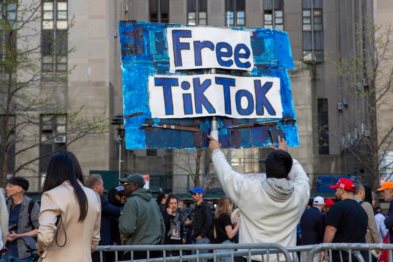 Un hombre lleva un cartel de TikTok gratuito frente al juzgado donde se llevaba a cabo el juicio secreto de Donald Trump el 15 de abril de 2024 en Nueva York.