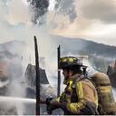El incendio ocurrido en Bogotá arrasó con seis viviendas, dejando graves daños materiales.